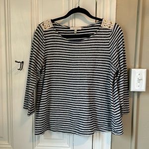 Women’s Anthropologie soft striped a light top with shoulder detail